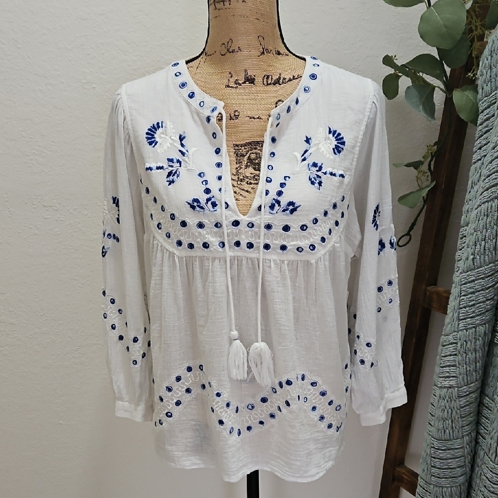 Lucky Brand White Blouse with Blue Embroidery Size M Womens